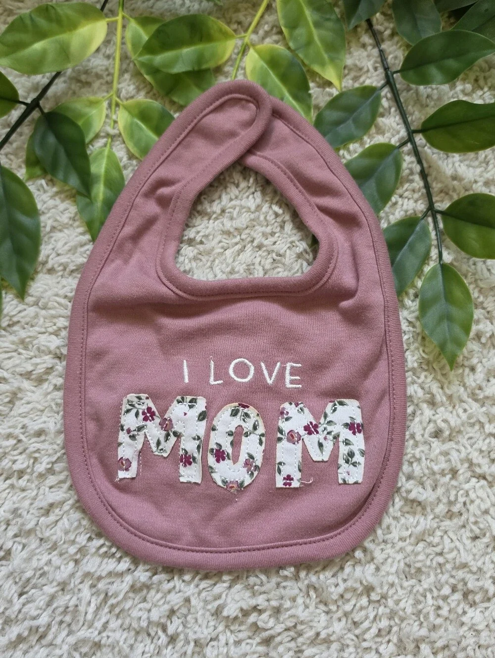 Baby Girl 'I Love Mom' Bib